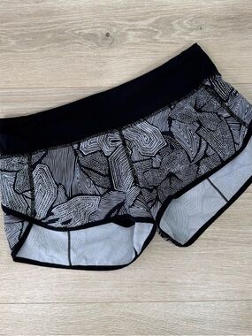 Lululemon Speed Up Shorts 2.5”